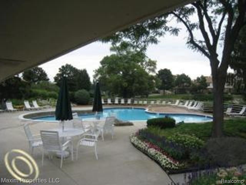 40052 Crosswinds Road Novi, MI 48375 - Photo 5 of 7 CommunityPool.jpg