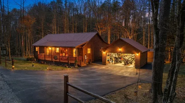 a view of a yard in front of house