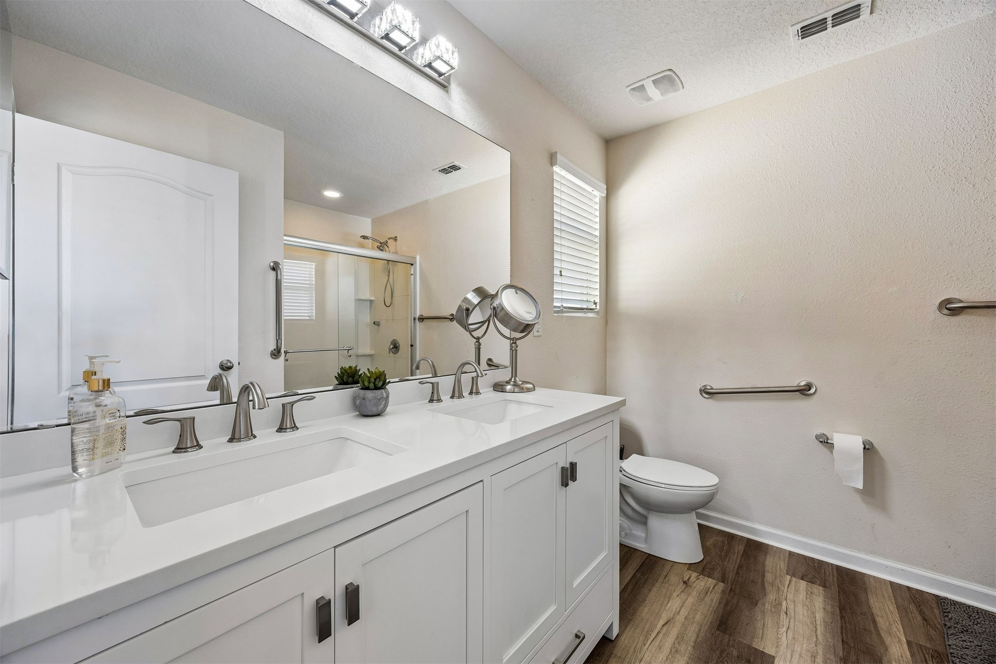 95159 Timberlake Drive Fernandina Beach, FL 32034 - Photo 17 of 33 a bathroom with a sink and a mirror
