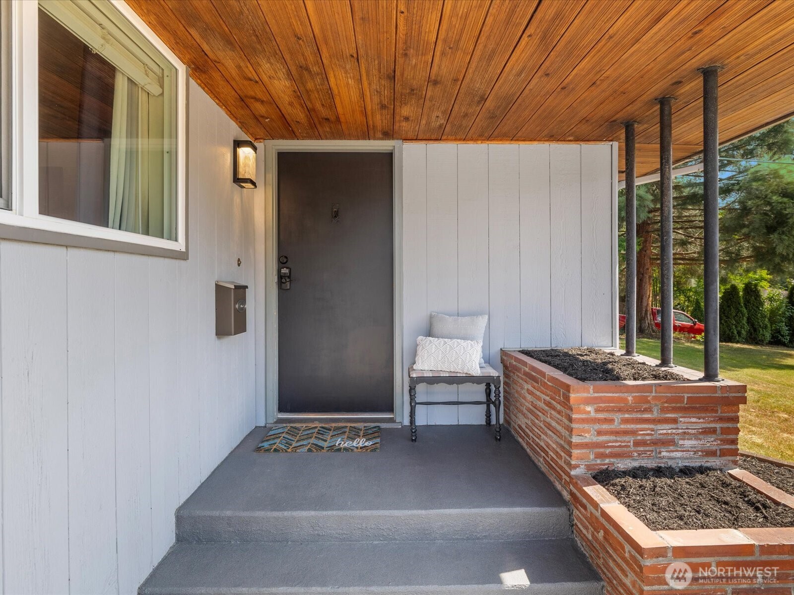 4913 West View Drive Everett, WA 98203 - Photo 31 of 37 a living room with furniture