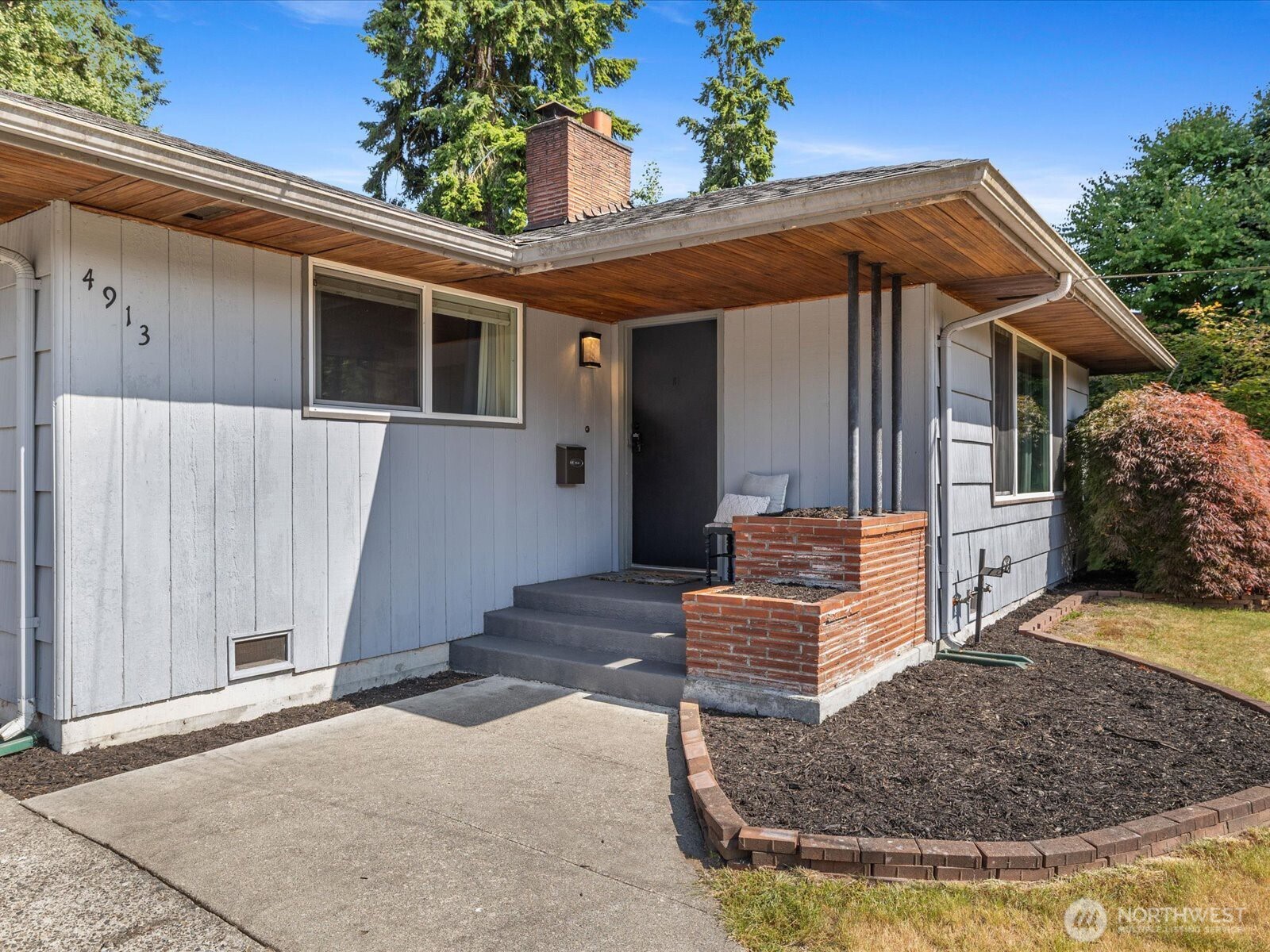 4913 West View Drive Everett, WA 98203 - Photo 32 of 37 a front view of a house with garden