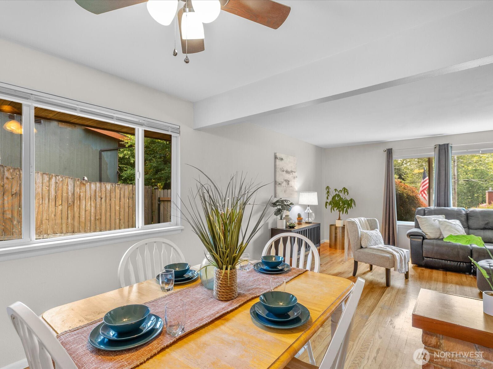 4913 West View Drive Everett, WA 98203 - Photo 5 of 37 a living room with furniture and a large window