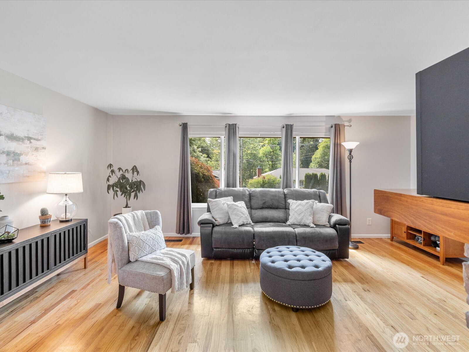 4913 West View Drive Everett, WA 98203 - Photo 6 of 37 a living room with furniture and a large window