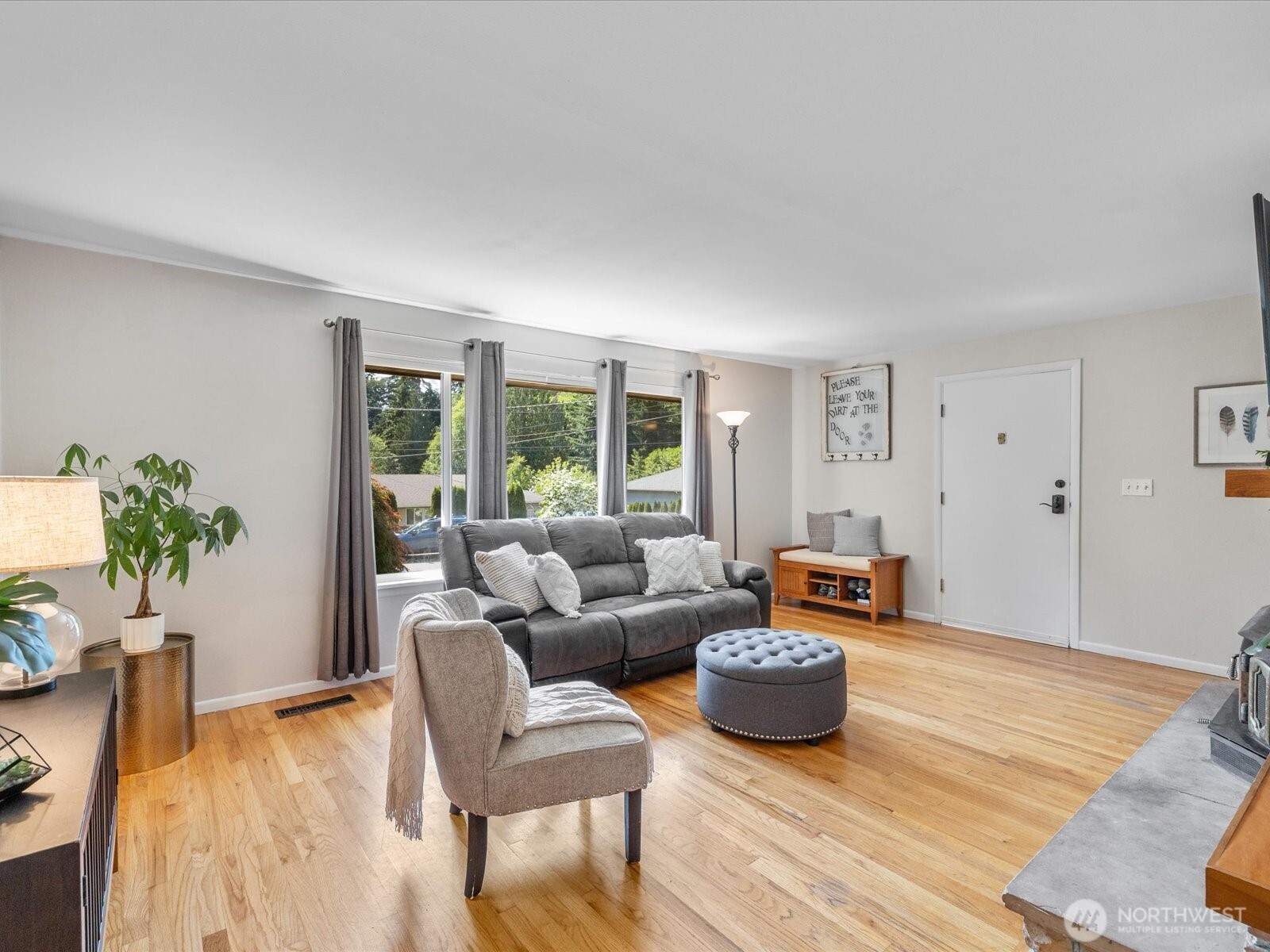 4913 West View Drive Everett, WA 98203 - Photo 7 of 37 a living room with furniture and a wooden floor
