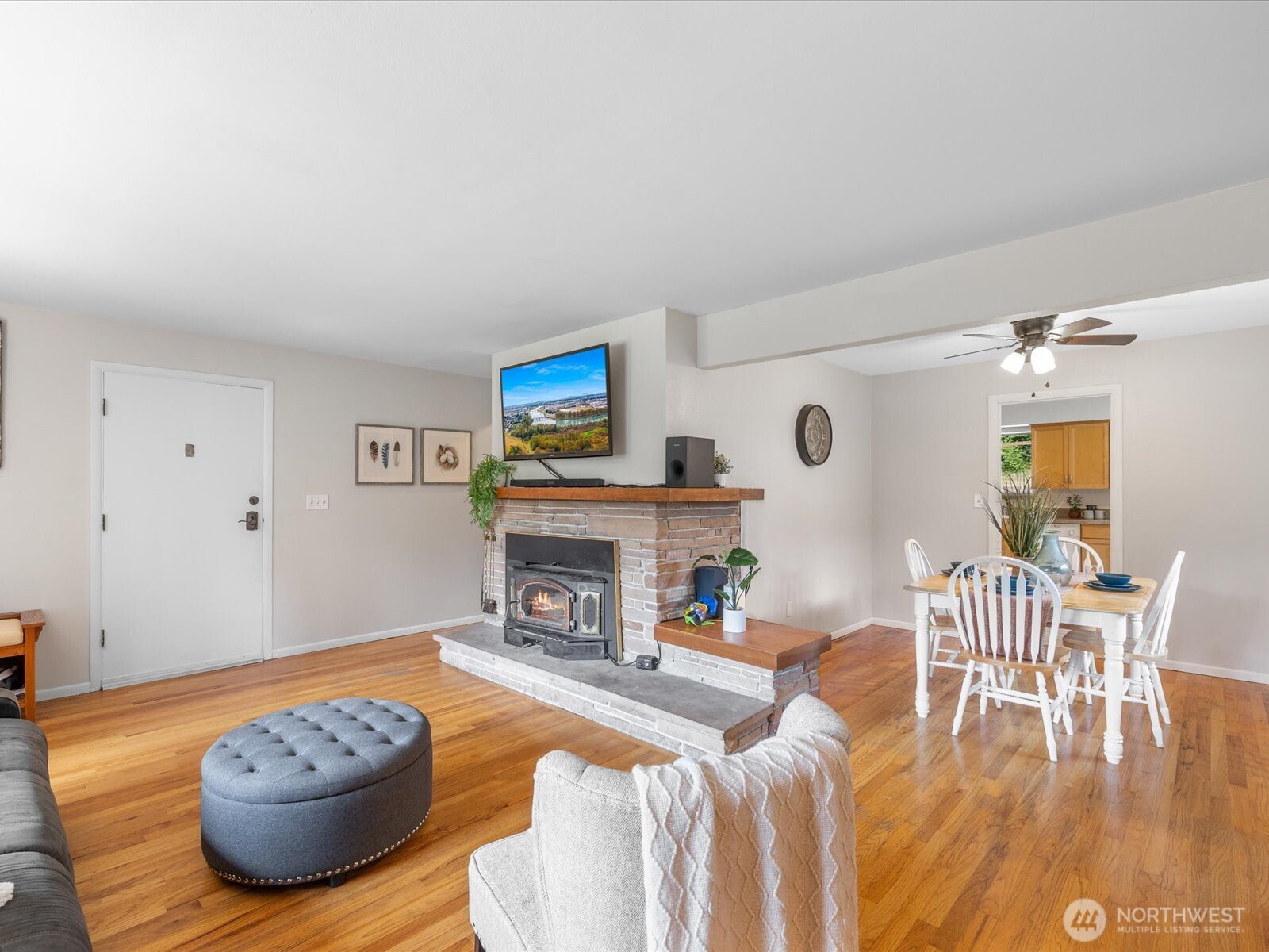 4913 West View Drive Everett, WA 98203 - Photo 8 of 37 a living room with furniture and a fireplace