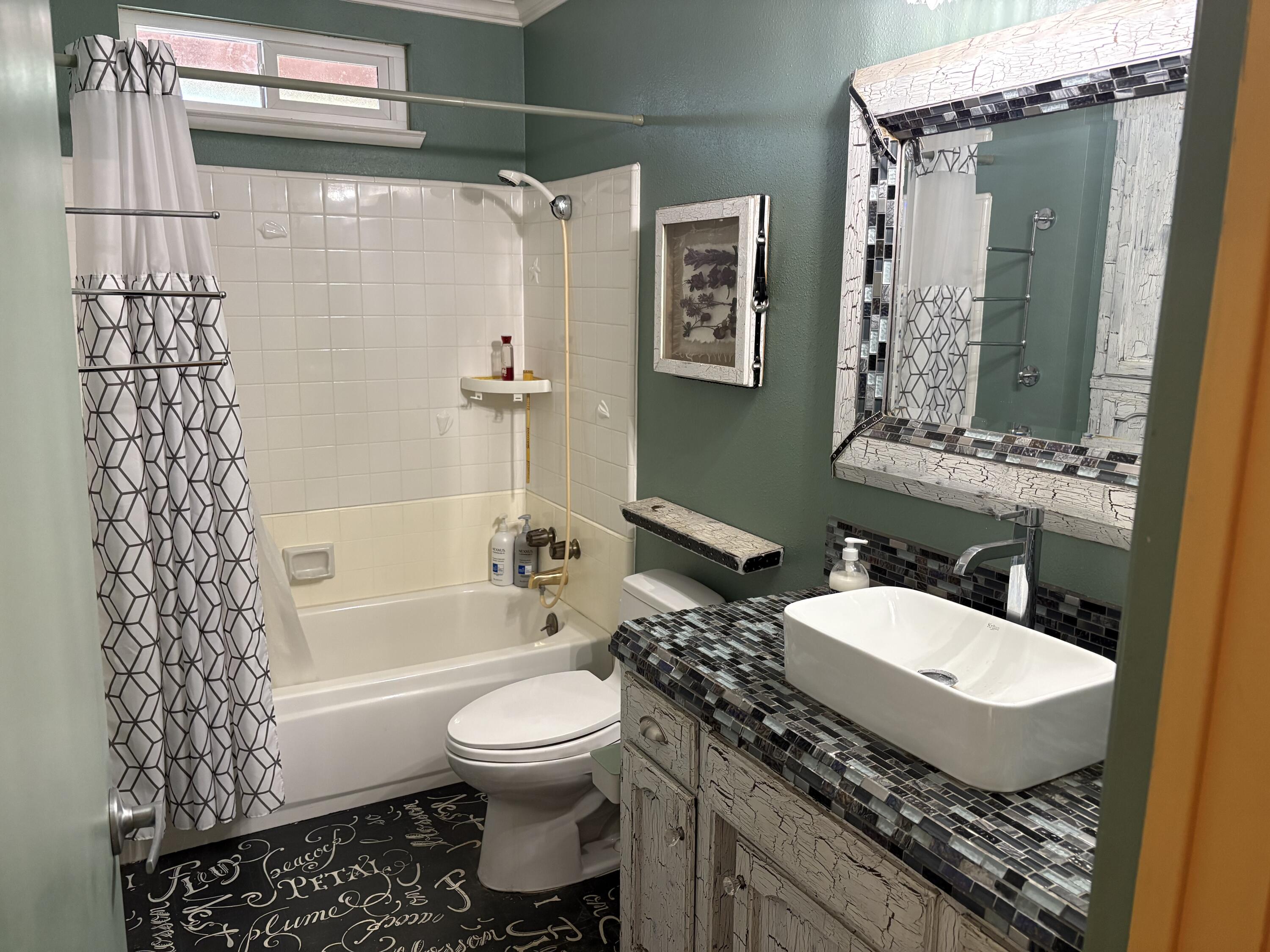 808 Vine Street Exeter, CA 93221 - Photo 12 of 27 Hall Bath
