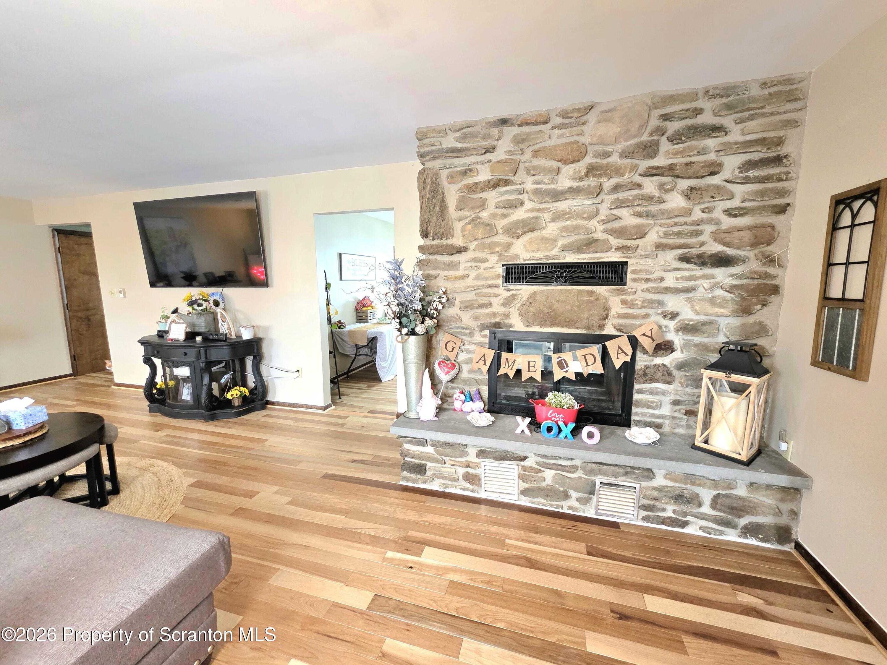 906 Violet Terrace Clarks Summit, PA 18411 - Photo 8 of 39 Living Room