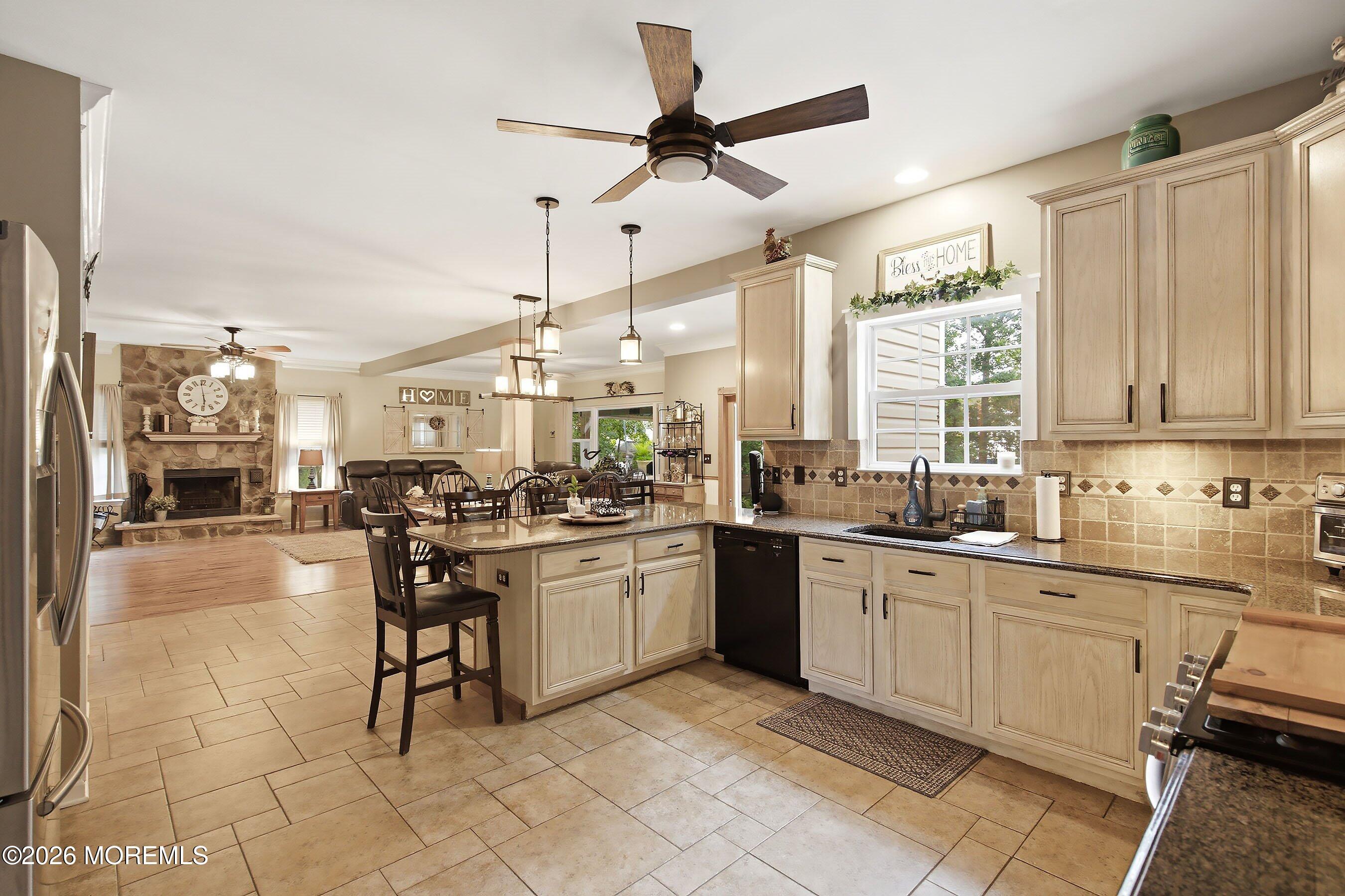 19 Goldfinch Road Jackson, NJ 08527 - Photo 6 of 51 09-Kitchen to Living