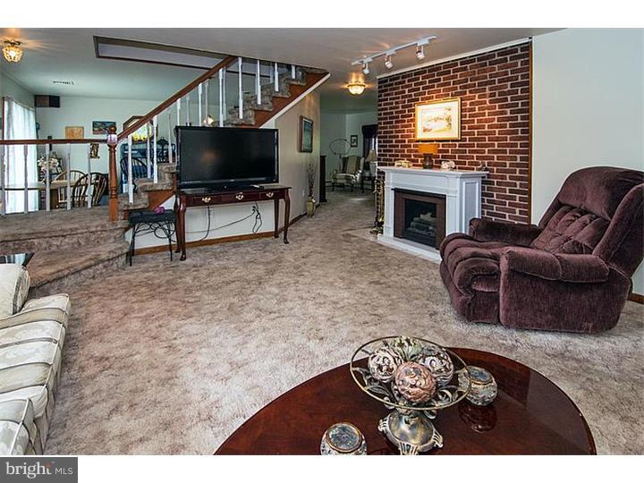 12 Grand Pine Road Levittown, PA 19057 - Photo 7 of 23 Living Room