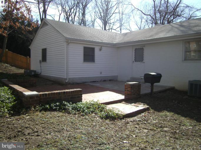 7620 Webbwood Court Springfield, VA 22151 - Photo 7 of 18 a backyard of a house with table and chairs