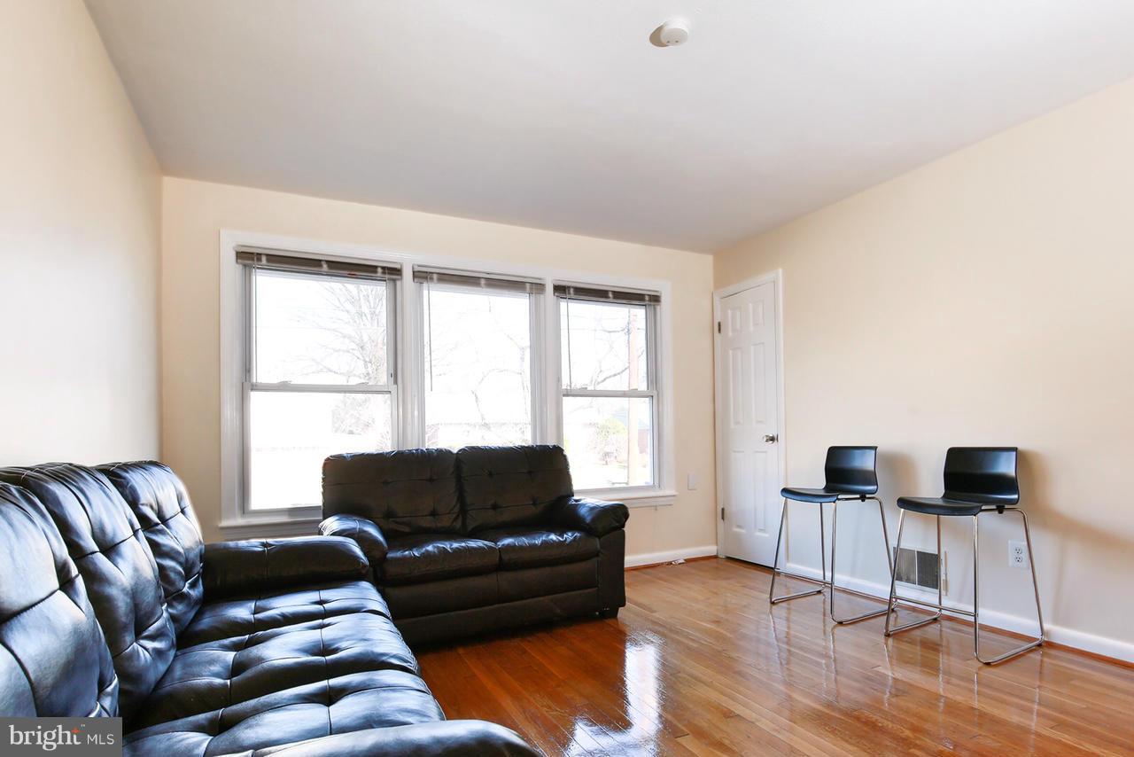 4805 Niagara Road College Park, MD 20740 - Photo 5 of 20 Living Room