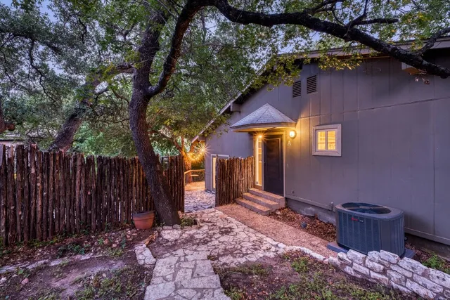 $895,000 | 907 The High Road, Austin, TX 78746