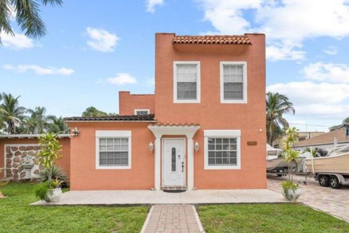 933 Almeria Road West Palm Beach, FL 33405 - Photo 1 of 37 Front