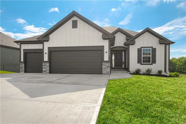 $599,900 | 4806 Northeast 105th Street, Kansas City, MO 64156