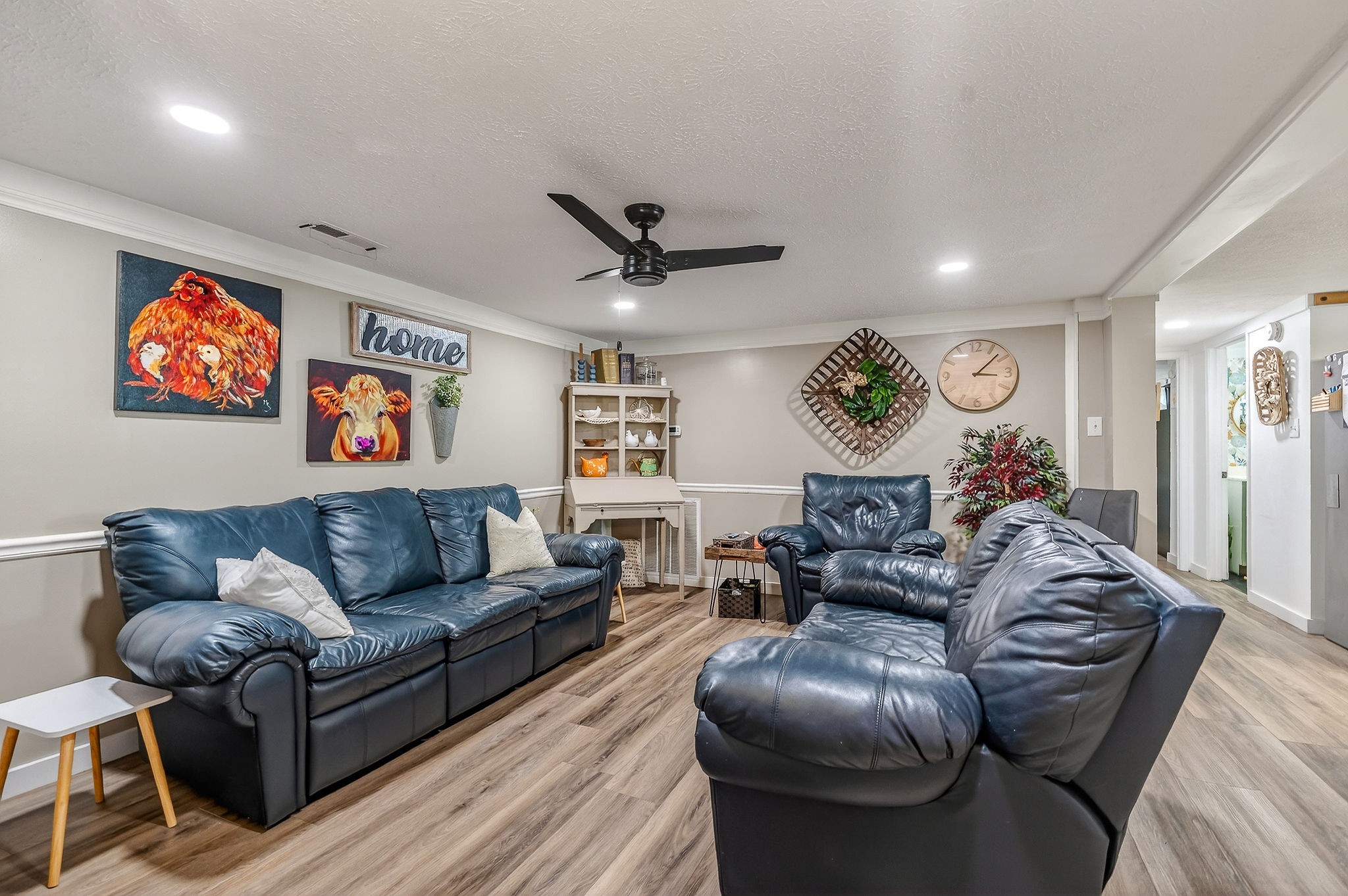 1603 Coon Hunt Road Baxter, TN 38544 - Photo 9 of 51 a living room with furniture a clock and a ceiling fan
