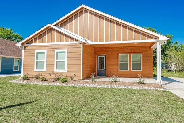 $1,800 | 112 Sierra Madre Street, Payne Springs, TX 75156