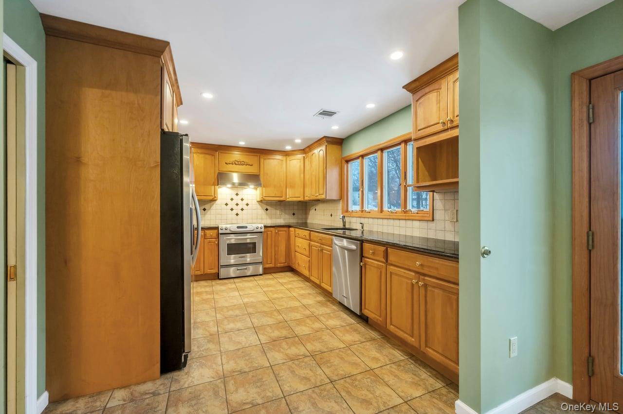 105 Browns Road Nesconset, NY 11767 - Photo 22 of 50 a large kitchen with stainless steel appliances a sink and cabinets