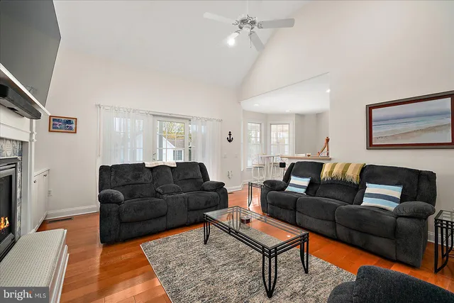 a view of an house with swimming pool and yard