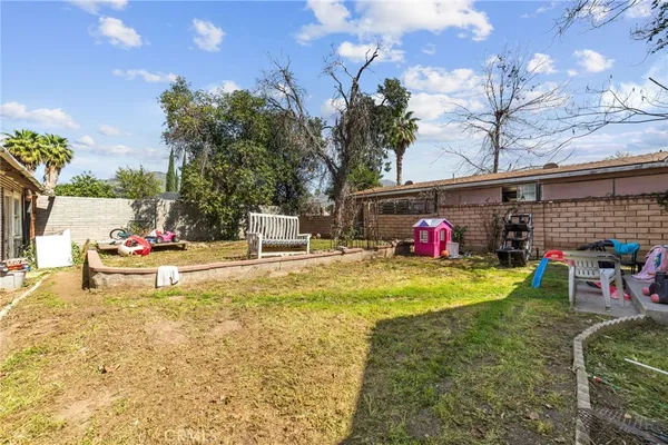a view of an house with backyard and patio