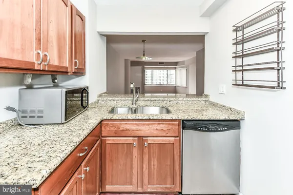 $2,100 | 900 North Stafford Street, Unit 1612, Arlington, VA 22203