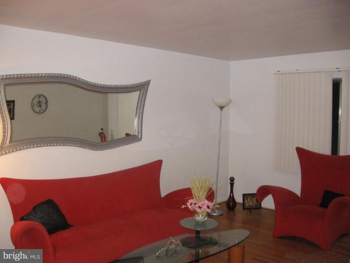 3525 Kings Point Road Randallstown, MD 21133 - Photo 3 of 12 Living Room