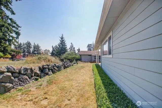 a view of a backyard with pathway