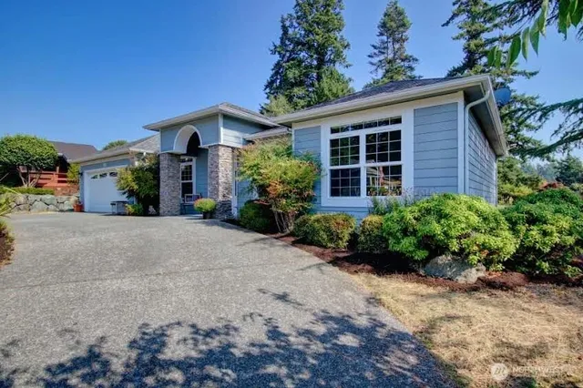a view of a house with a yard