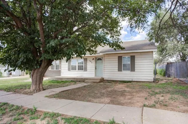 $1,050 | 509 East Queens Street, Lubbock, TX 79403