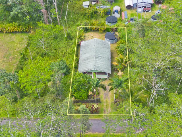 a view of a back yard