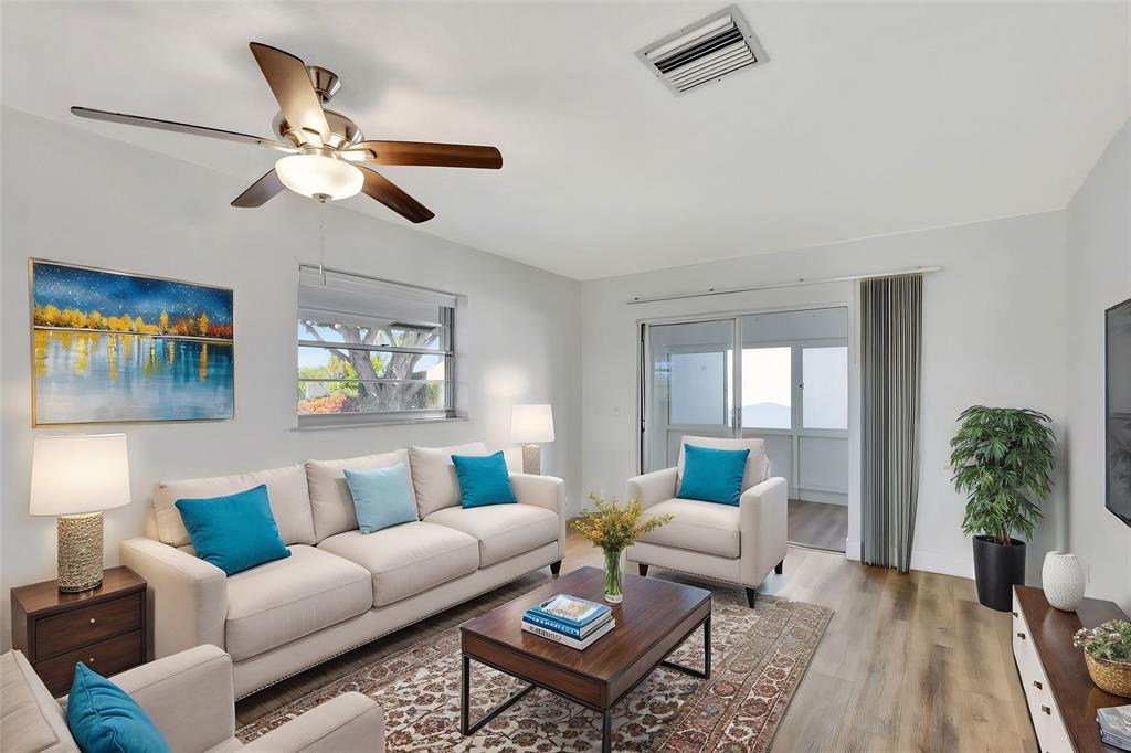 300 Southwest Golfview Terrace, Unit 131 Boynton Beach, FL 33426 - Photo 2 of 57 Living Room