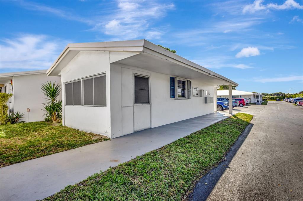 300 Southwest Golfview Terrace, Unit 131 Boynton Beach, FL 33426 - Photo 38 of 57 a front view of a house with a yard