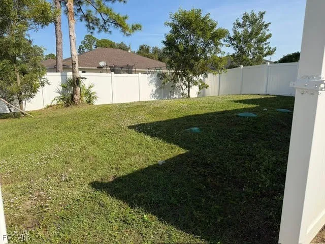 a view of a backyard