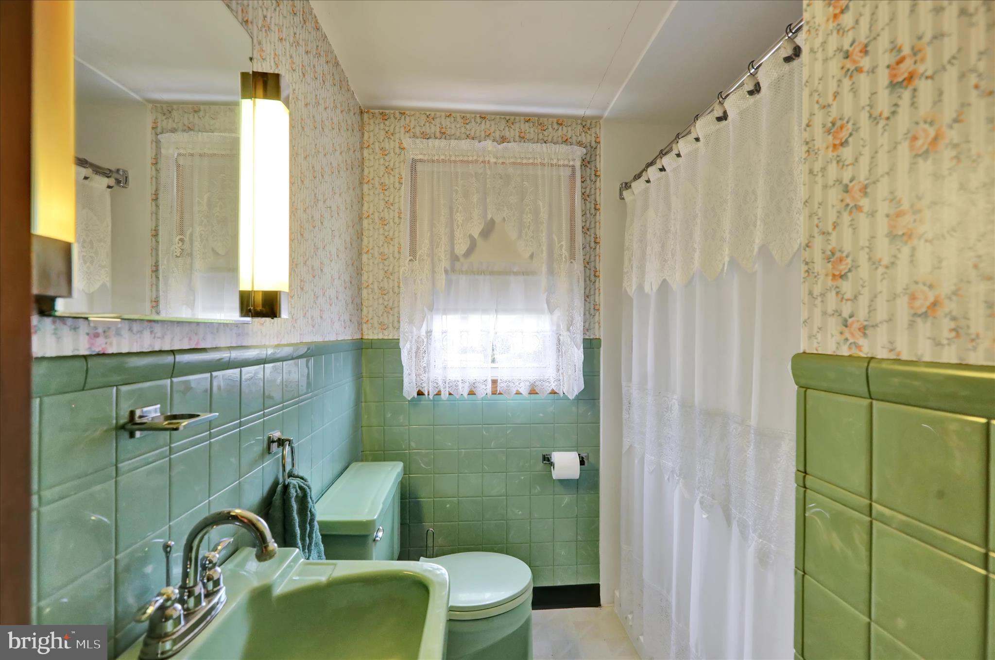 789 Logan Street Pottstown, PA 19464 - Photo 14 of 29 Full bath with Newer Walk in shower