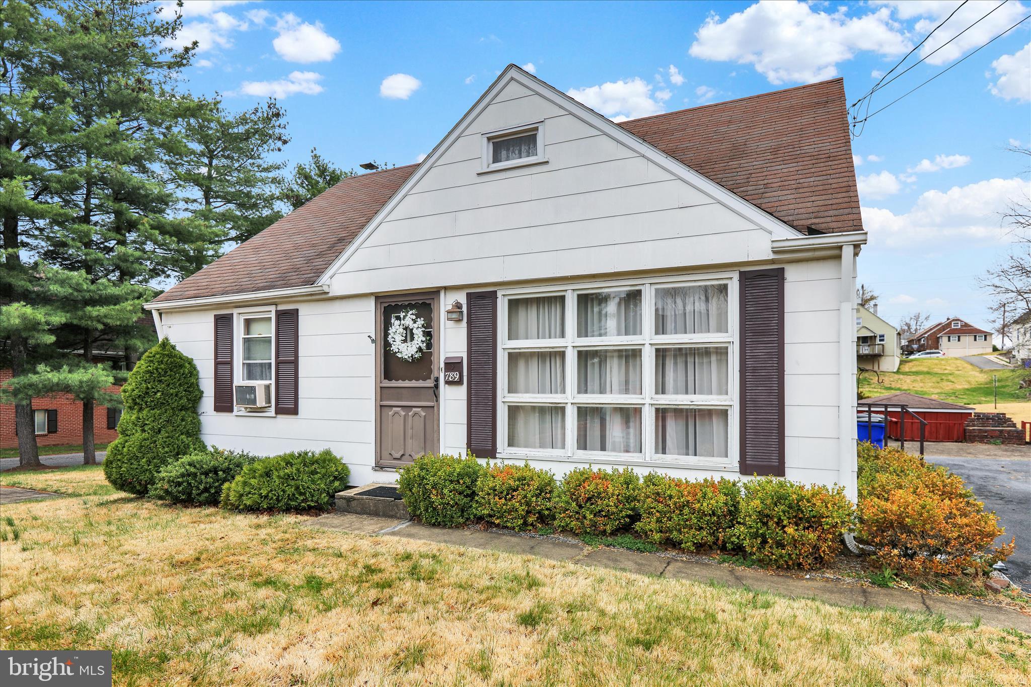 789 Logan Street Pottstown, PA 19464 - Photo 3 of 29 Charming home