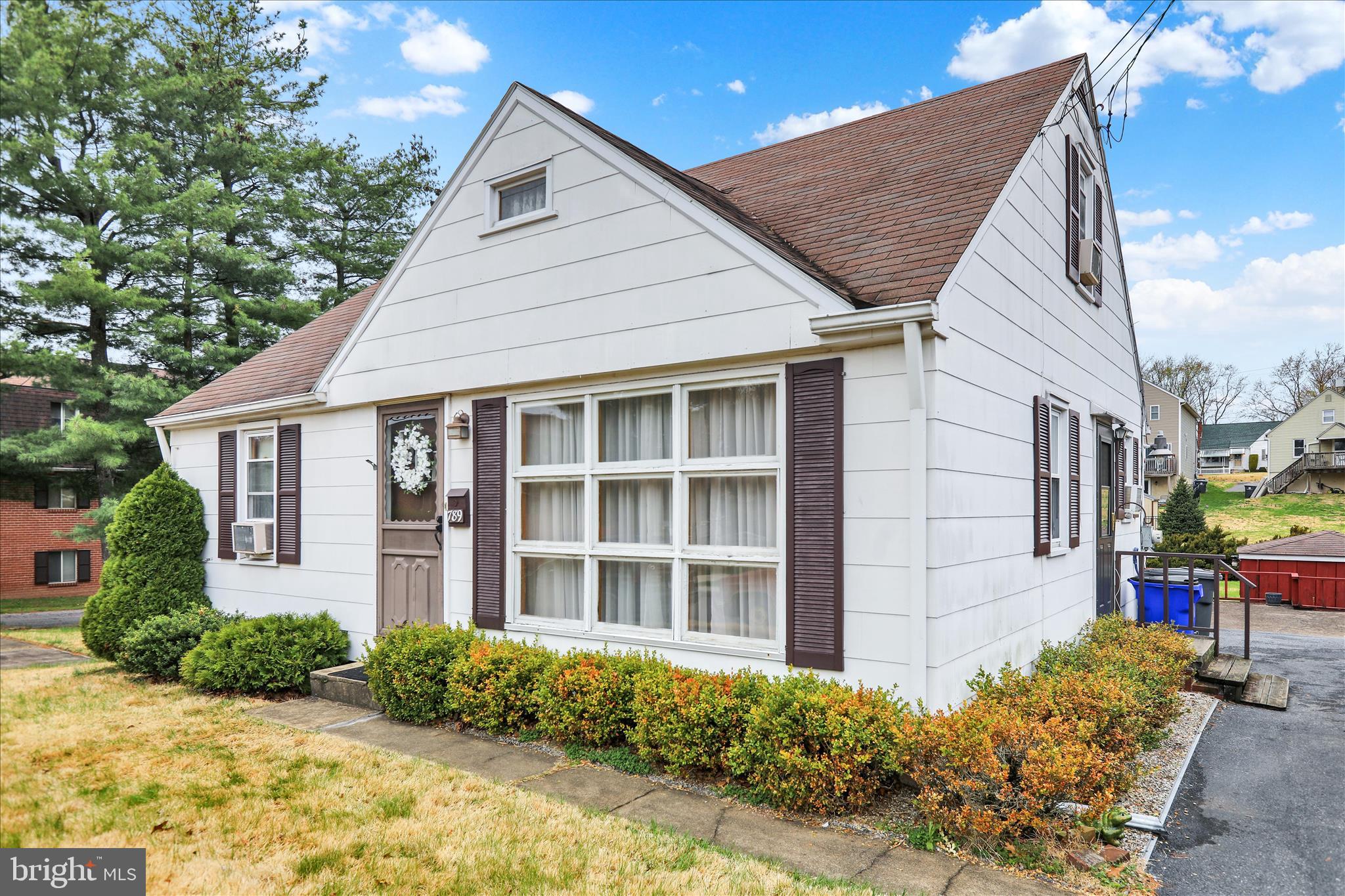 789 Logan Street Pottstown, PA 19464 - Photo 4 of 29 Charming home