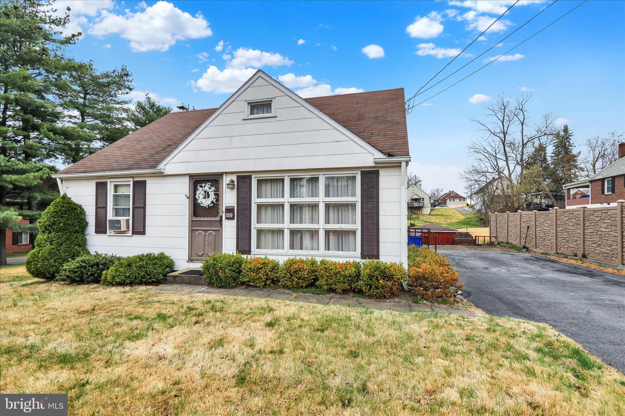 789 Logan Street Pottstown, PA 19464 - Photo 5 of 29 Charming home with driveway