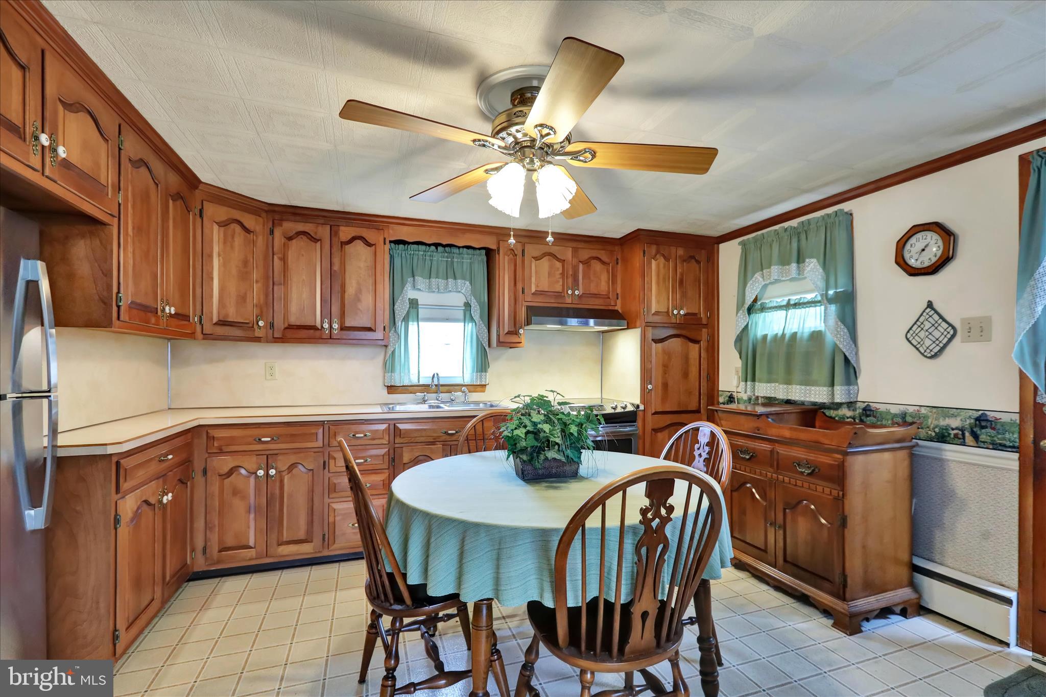 789 Logan Street Pottstown, PA 19464 - Photo 10 of 29 Eat in Kitchen