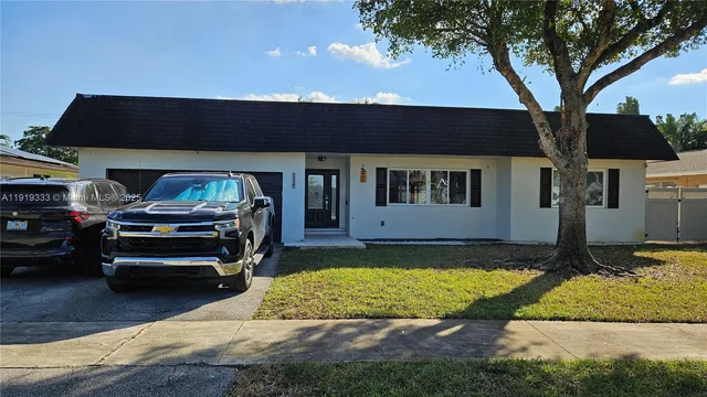 a view of a house with backyard