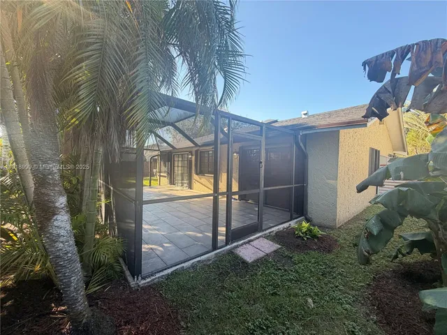 a view of back yard of the house