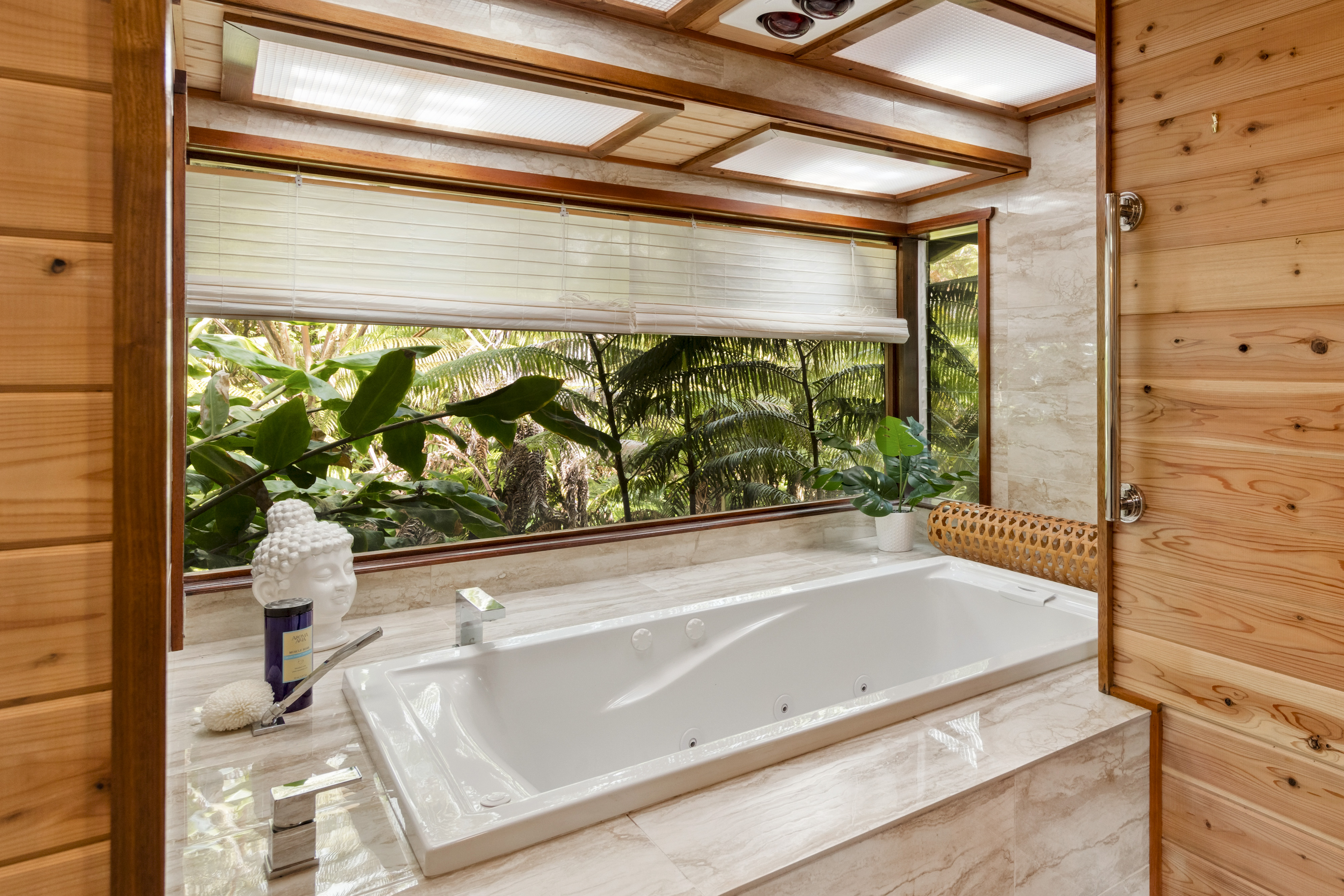 19-4245 Kekoa Nui Boulevard Volcano, HI 96785 - Photo 27 of 30 a bathroom with a bathtub and window
