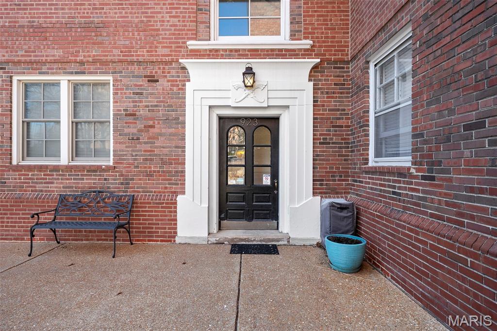 923 South Hanley Road, Unit E Clayton, MO 63105 - Photo 2 of 25 Gallery Image 2