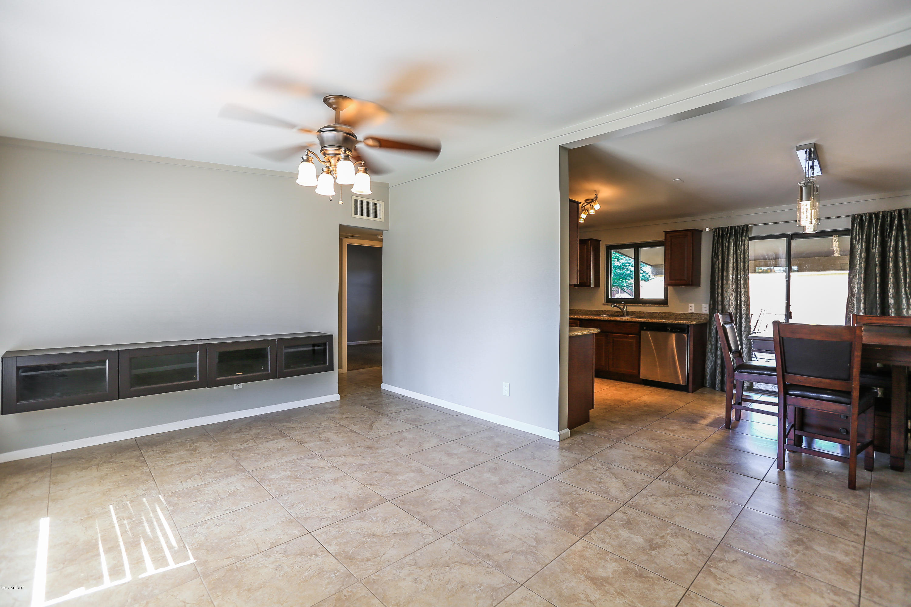 406 South Robert Road Tempe, AZ 85281 - Photo 4 of 24 406 Robert Road (4)