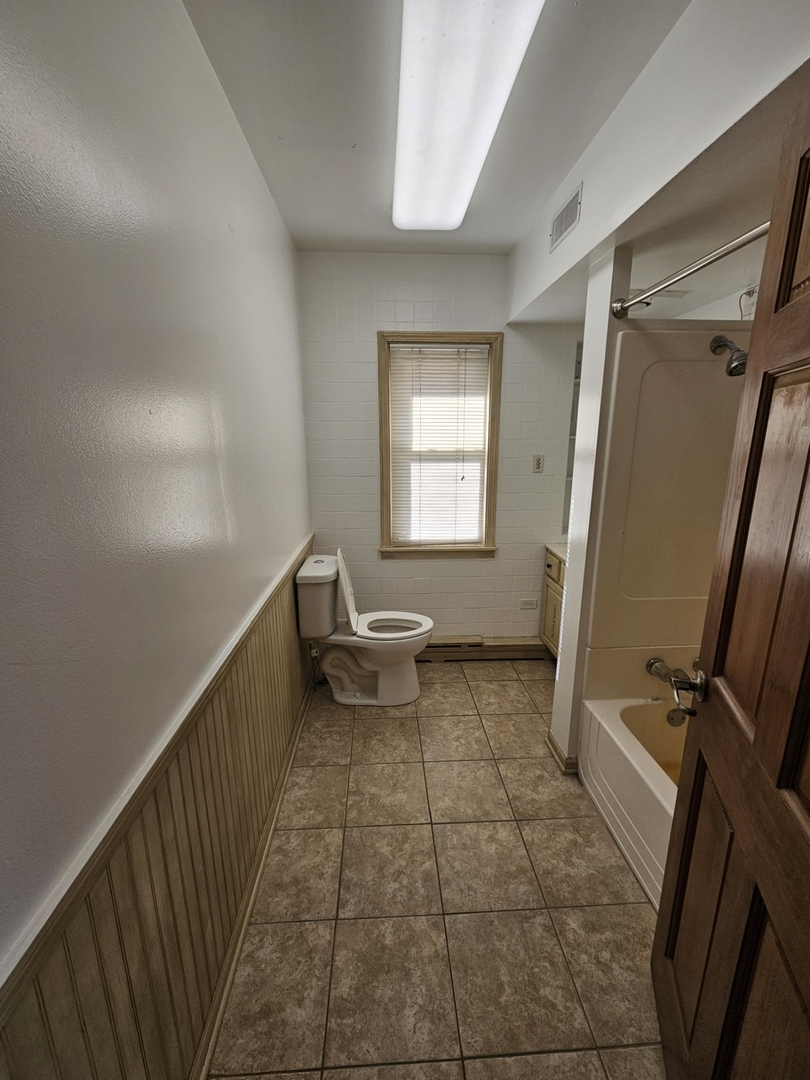 811 Hoyle Road Lombard, IL 60148 - Photo 14 of 22 a view of a hallway with windows