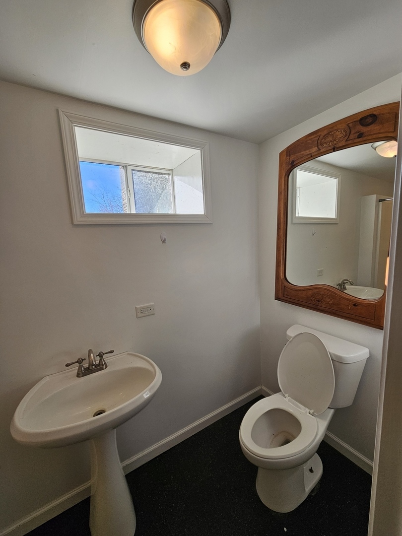 811 Hoyle Road Lombard, IL 60148 - Photo 17 of 22 a bathroom with a toilet sink and mirror