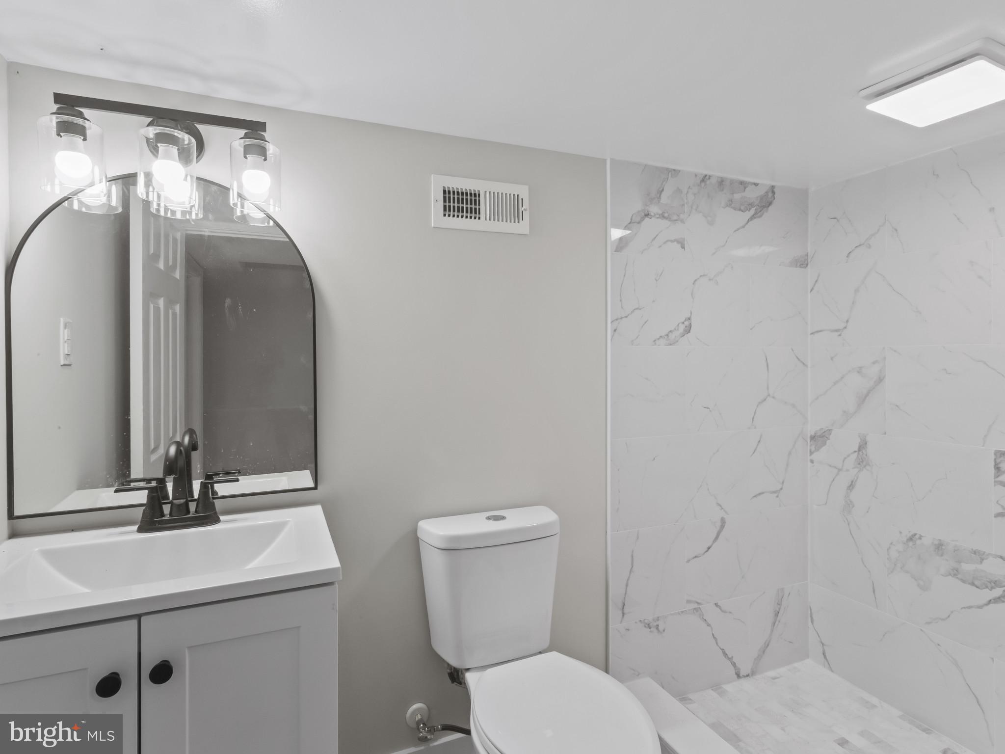 5 North Clinton Street Baltimore, MD 21224 - Photo 24 of 30 Full bathroom