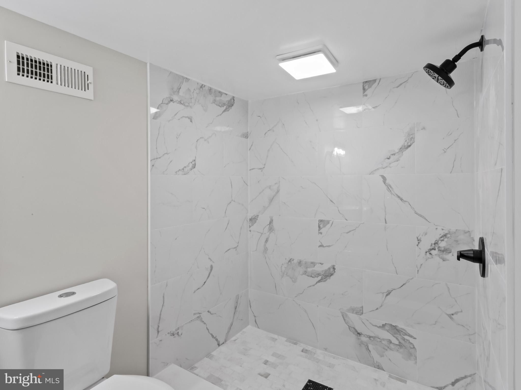 5 North Clinton Street Baltimore, MD 21224 - Photo 25 of 30 Full bathroom