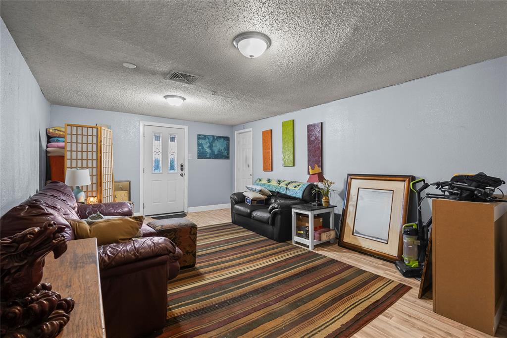 809 Burleson Street Grand Prairie, TX 75050 - Photo 4 of 25