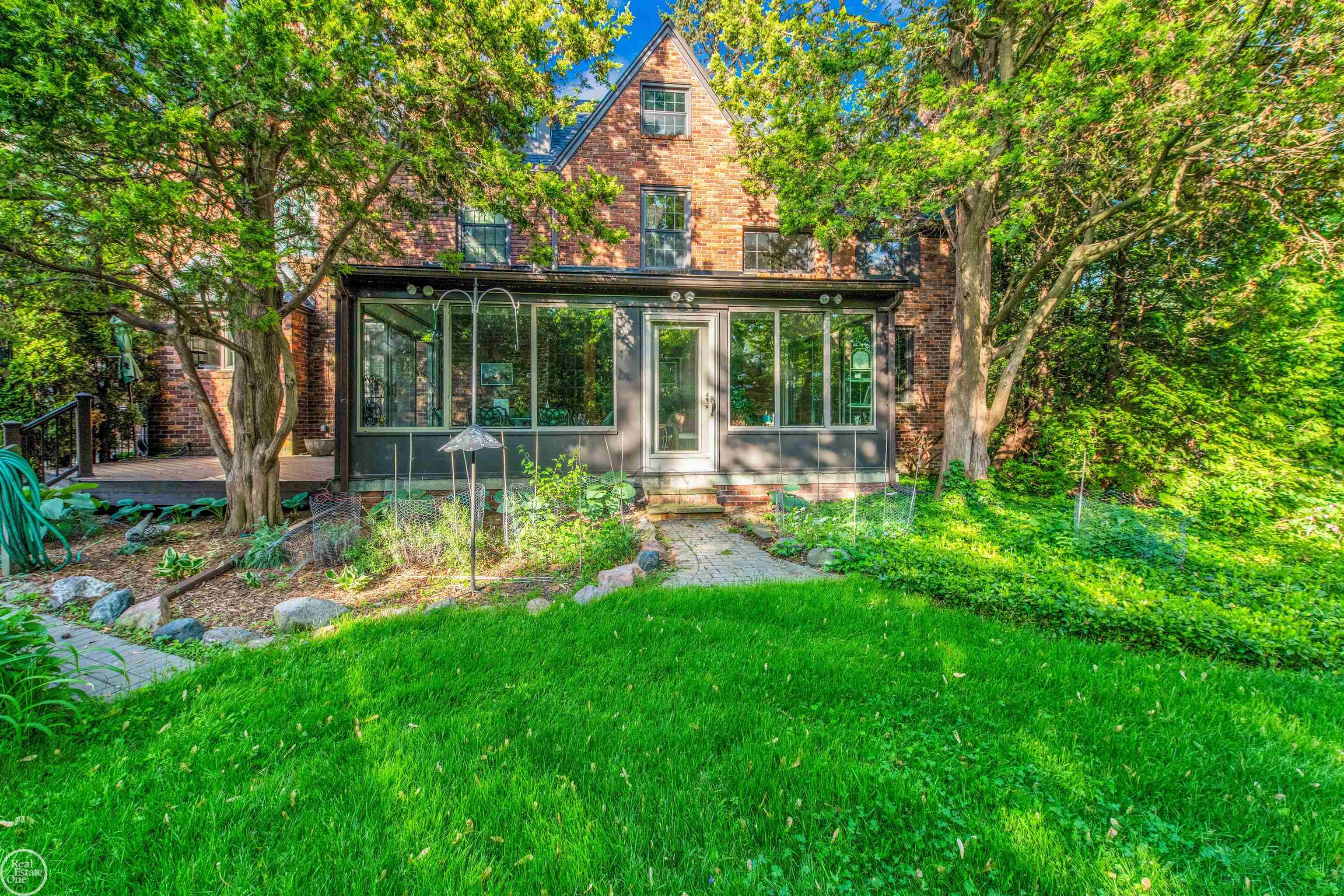 449 Lincoln Road Grosse Pointe, MI 48230 - Photo 8 of 37 50175249-a1f3a7bf-8d8b-449e-9196-3cefb0dd7439.JPG