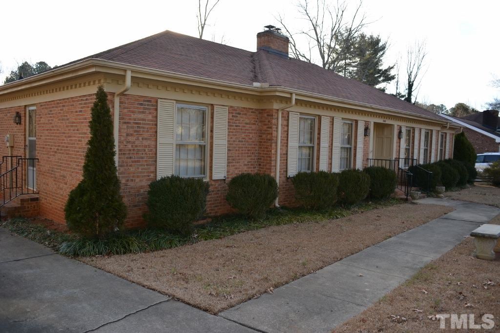 a view of a house with backyard and garden