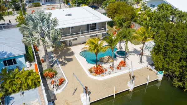 a view of a yard with a tree